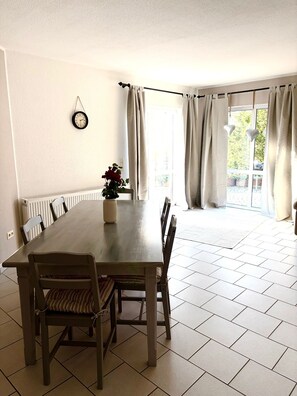 Dining - Cozy vacation apartment on the Aartalsee with terrace and lake view (Bischoffen)