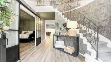 8 habitaciones, escritorio y tabla de planchar con plancha