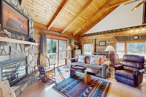 Stunning mountain view home with large deck and close to local attractions