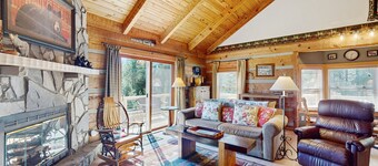 Stunning mountain view home with large deck and close to local attractions