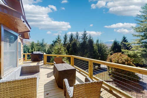 Stunning mountain view home with large deck and close to local attractions