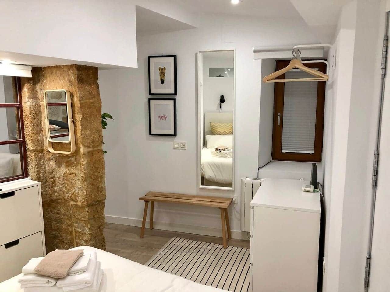 1 slaapkamer, een kluis op de kamer, een strijkplank/strijkijzer