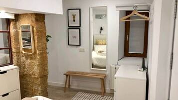 1 slaapkamer, een kluis op de kamer, een strijkplank/strijkijzer