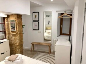 1 quarto, cofres nos quartos, ferros/tábuas de passar roupa