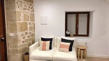 Een smart-tv en boeken