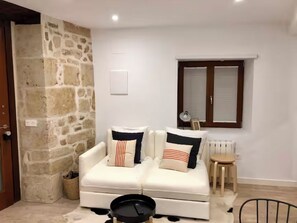 Een smart-tv en boeken