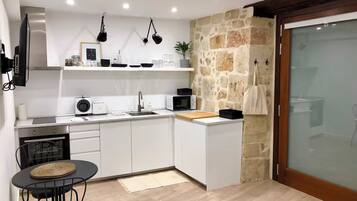 Een koelkast, een magnetron, een kookplaat, een vaatwasser