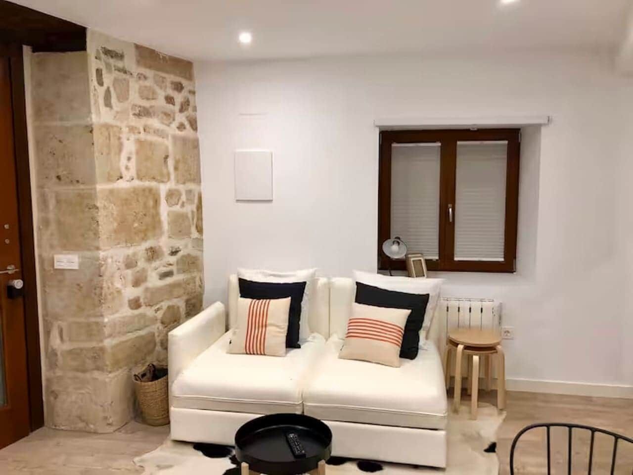 Een smart-tv en boeken