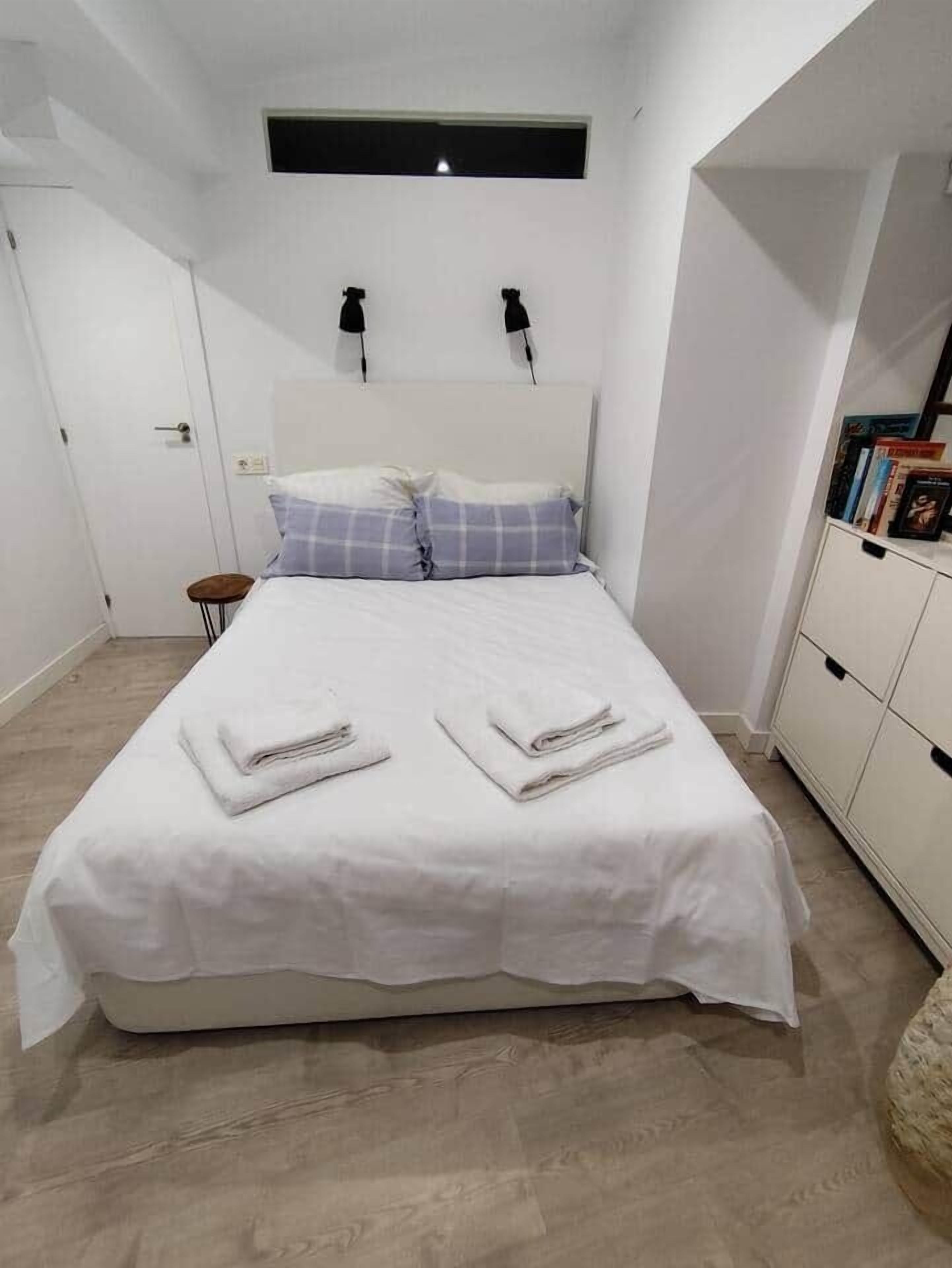 1 slaapkamer, een kluis op de kamer, een strijkplank/strijkijzer