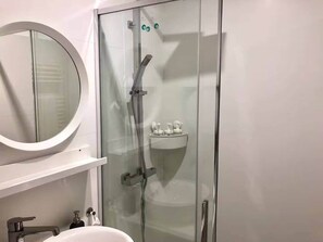 Een douche, milieuvriendelijke toiletartikelen, een haardroger
