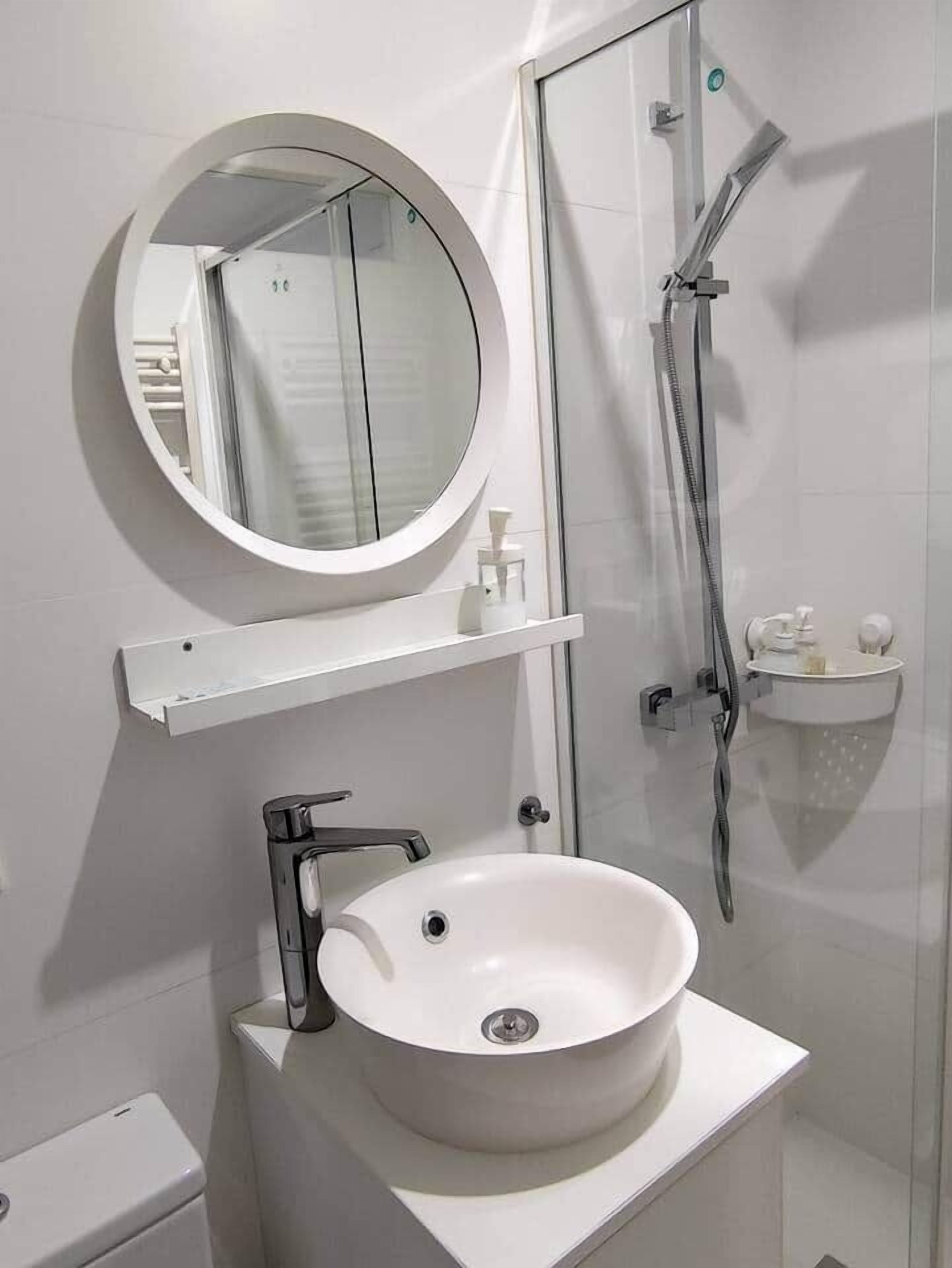 Een douche,  milieuvriendelijk toiletgerief, een haardroger, handdoeken