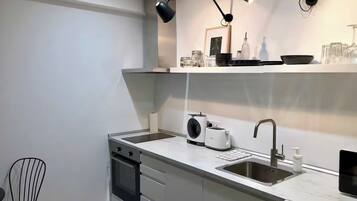 Réfrigérateur, micro-ondes, plaque de cuisson, lave-vaisselle