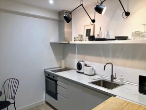 Refrigerador, microondas, placa de cocina, lavavajillas