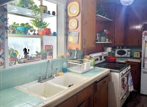 Réfrigérateur, four à micro-ondes, un four, surface de cuisson