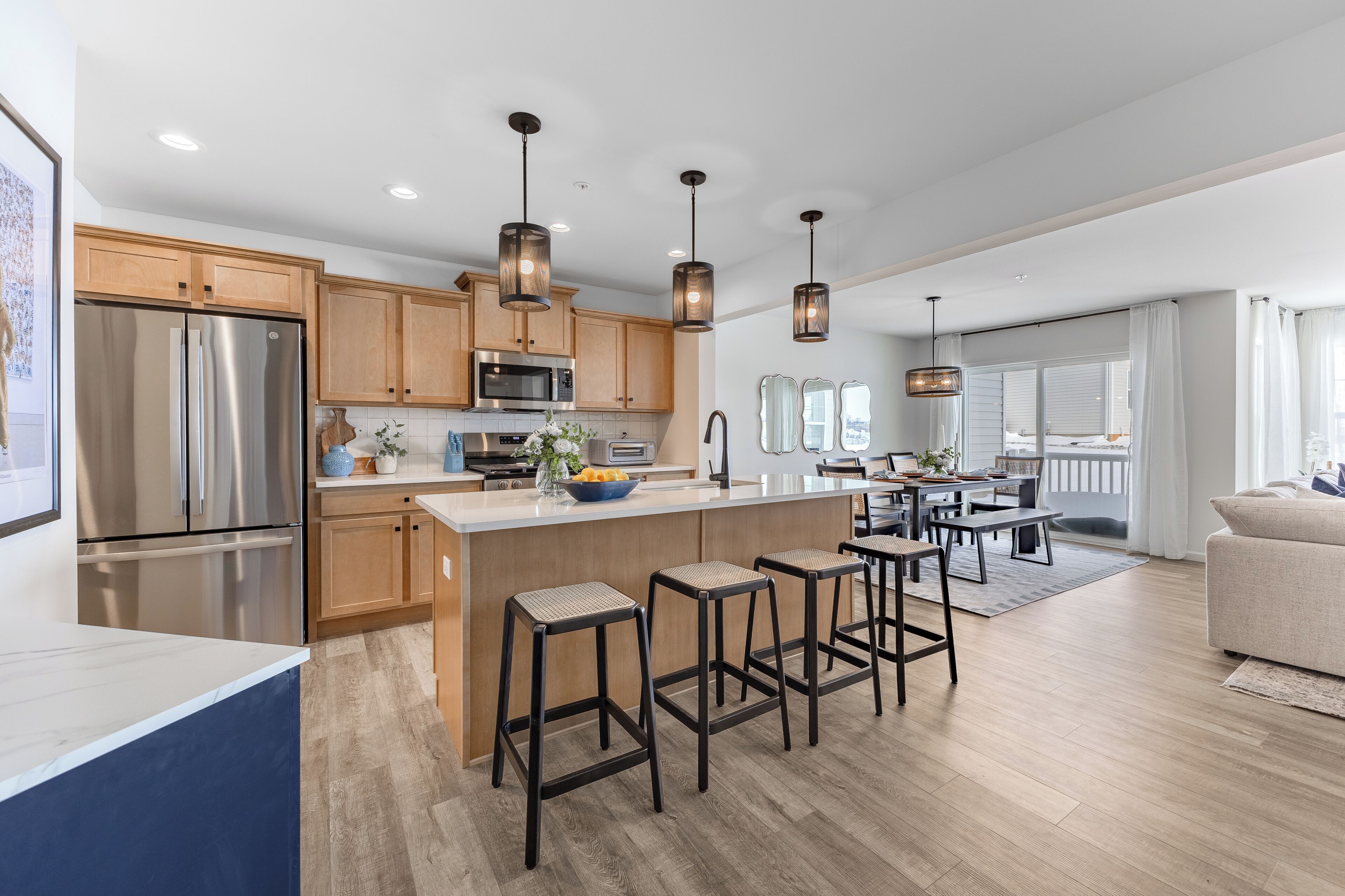 Réfrigérateur, four à micro-ondes, un four, surface de cuisson