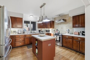 Fridge, microwave, oven, stovetop - Spectacular View of the Ozarks, Near Golf Course (Holiday Island)