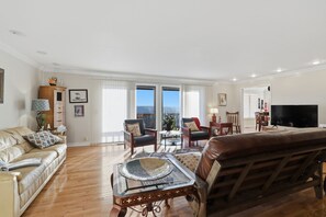 TV, fireplace, books - Spectacular View of the Ozarks, Near Golf Course (Holiday Island)