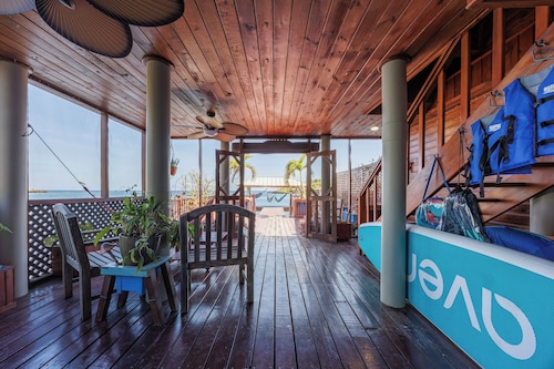 Relax in Paradise – Oceanfront Casa Delfín, Sandy Bay Roatán 3 bedroom 3.5 bath