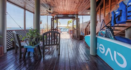 Relax in Paradise – Oceanfront Casa Delfín, Sandy Bay Roatán 3 bedroom 3.5 bath