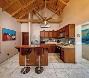 Private kitchen - Relax in Paradise – Oceanfront Casa Delfín, Sandy Bay Roatán 3 bedroom 3.5 bath (Sandy Bay)
