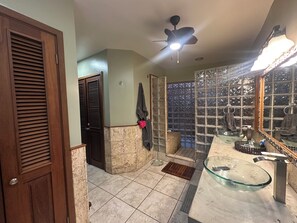 Shower, towels, soap, toilet paper - Relax in Paradise – Oceanfront Casa Delfín, Sandy Bay Roatán 3 bedroom 3.5 bath (Sandy Bay)