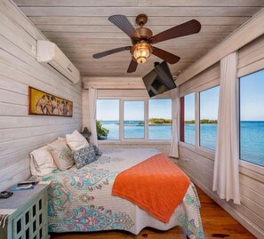 3 bedrooms, WiFi, bed sheets, wheelchair access - Relax in Paradise – Oceanfront Casa Delfín, Sandy Bay Roatán 3 bedroom 3.5 bath (Sandy Bay)