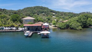 Exterior - Relax in Paradise – Oceanfront Casa Delfín, Sandy Bay Roatán 3 bedroom 3.5 bath (Sandy Bay)