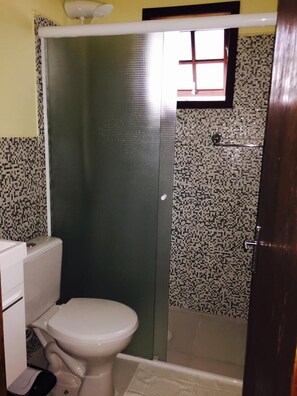 Classic Chalet, Garden View | Bathroom | Free toiletries, hair dryer, towels, soap - Pousada Suacasita (Mairiporã)