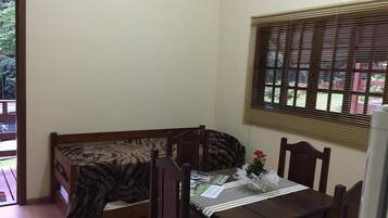 Classic-alpehytte - udsigt til have | Lydisolering, strygejern/strygebræt