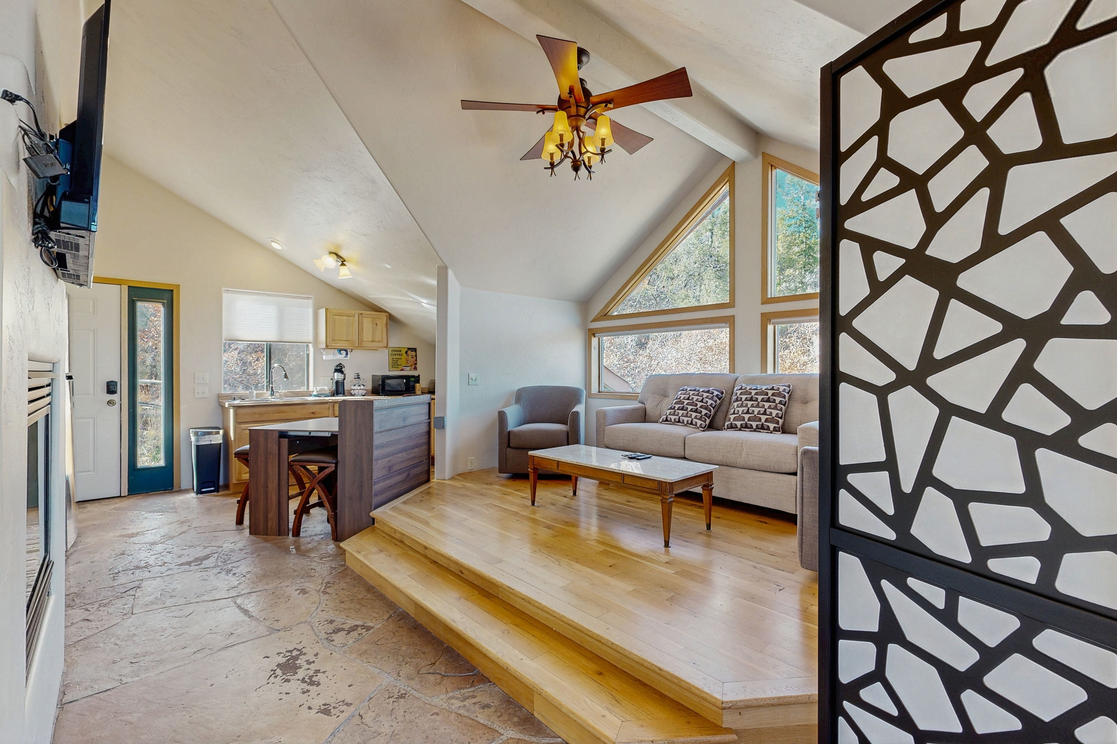 Télévision, cheminée