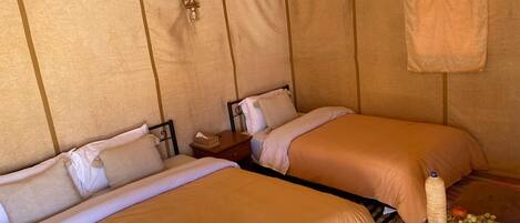 舒適四人房, 陽台 | 書桌