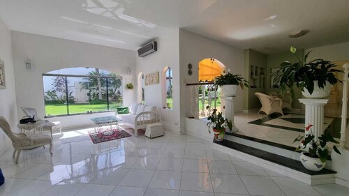 Luxury home with 4 suites just steps from the sea in Guarujá – Pernambuco Beach