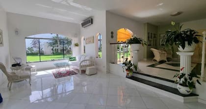Luxury home with 4 suites just steps from the sea in Guarujá – Pernambuco Beach