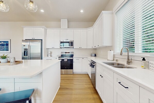 Fridge, microwave, oven, stovetop - Peaceful lakeside getaway with shared private beach & dock, electric fireplace (Stanwood)