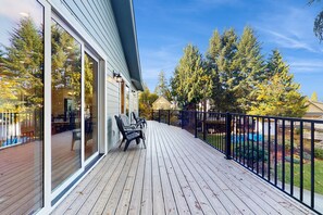 Terrace/patio - Peaceful lakeside getaway with shared private beach & dock, electric fireplace (Stanwood)