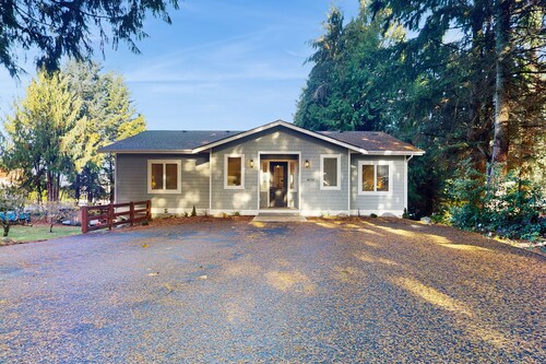 Peaceful lakeside getaway with shared private beach & dock, electric fireplace