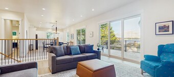 Peaceful lakeside getaway with shared private beach & dock, electric fireplace