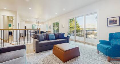 Peaceful lakeside getaway with shared private beach & dock, electric fireplace