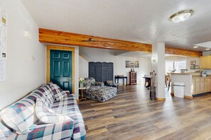 TV - Two cozy mountain duplex units, family friendly w/ garage and WiFi (Belgrade)