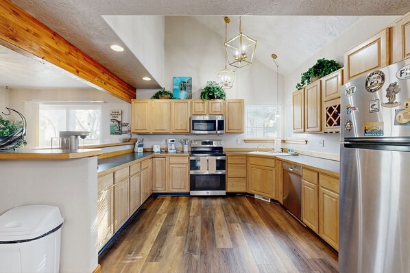 Fridge, microwave, oven, stovetop - Two cozy mountain duplex units, family friendly w/ garage and WiFi (Belgrade)