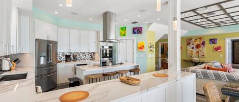 Jääkaappi, mikroaaltouuni, uuni, liesi