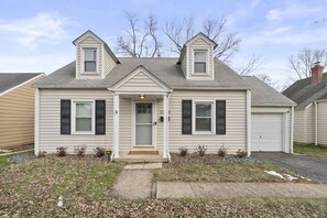 Exterior - Walk to Stadium & Campus -4BR with Game Room (Columbus)