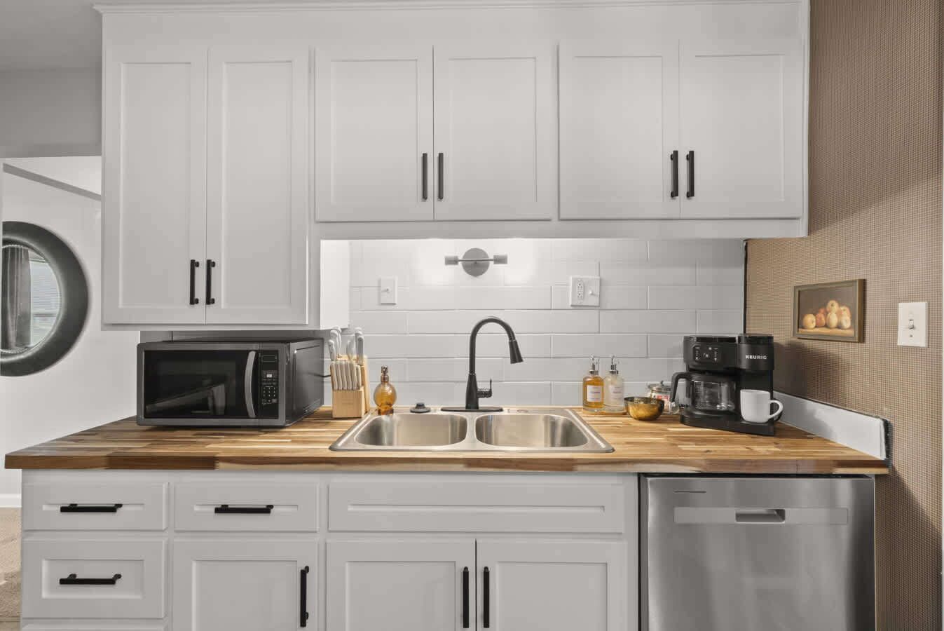 Réfrigérateur, micro-ondes, plaque de cuisson, cafetière/bouilloire