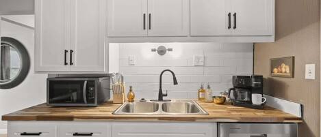 Réfrigérateur, micro-ondes, plaque de cuisson, cafetière/bouilloire