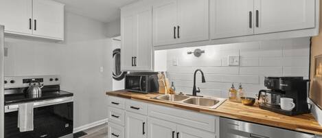 Een koelkast, een magnetron, een oven, een kookplaat