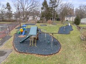 Children's area - Walk to Stadium & Campus -4BR with Game Room (Columbus)