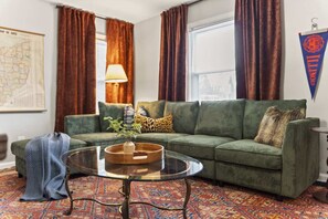 TV, offices - Walk to Stadium & Campus -4BR with Game Room (Columbus)