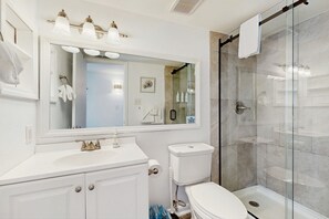 Hair dryer, towels - Riverfront cabin with 4 bed/3.5 bath- hot tub, pool, firepit, views & Central AC (Myrtle Beach)