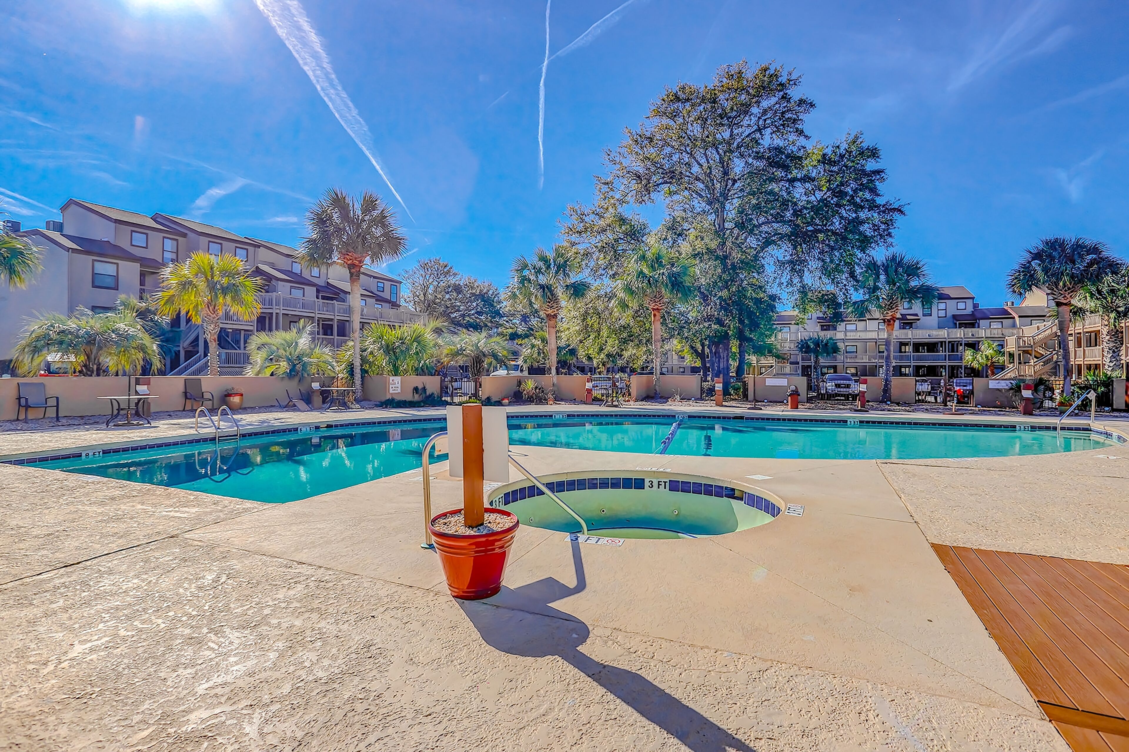 Innendørsbasseng og et oppvarmet basseng