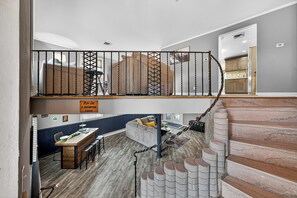 المنشأة من الداخل